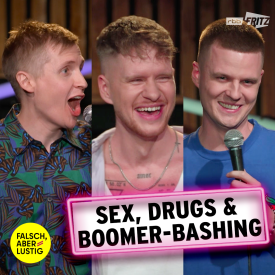 Comedians Till Reiners, Dieser Johnny und Alex Stoldt - drei Screenshots nebeneinander, alle lachen. Rechts darunter steht geschrieben "Sex, Drugs & Boomer-Bashing". Links daneben ist das gelbe "falsch, aber lustig" Logo zu erkennen. | Quelle: Fritz/rbb
